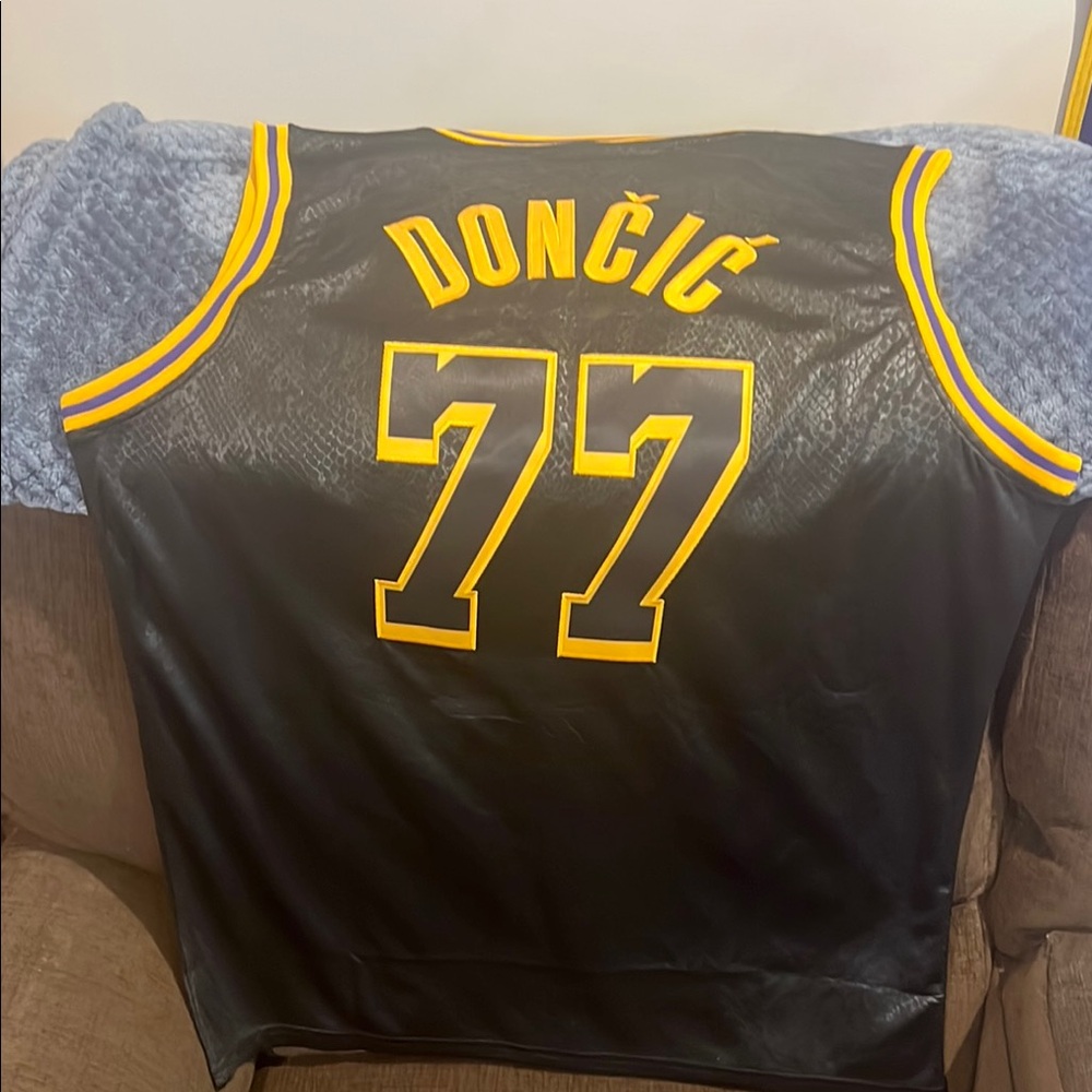 🔥🔥SALE🔥🔥Replica Luka Doncic Los Angeles Black and Gold Sports Jersey.